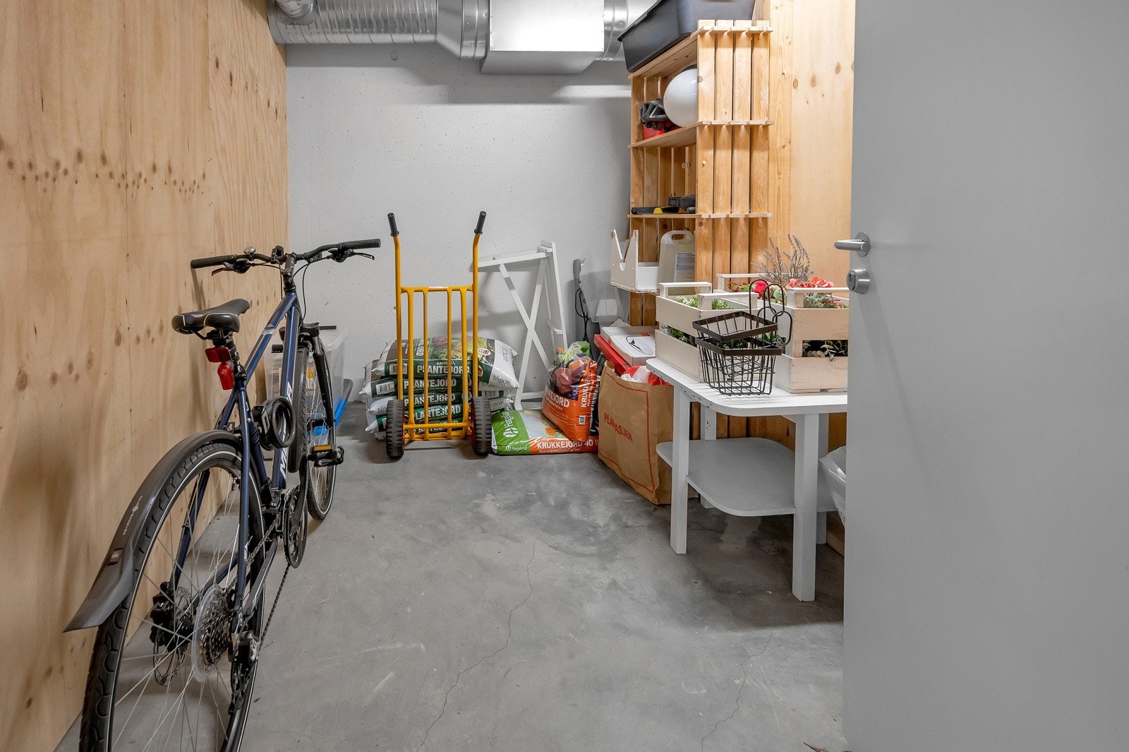 Romslig sportsbod til oppbevaring. Galleribilde