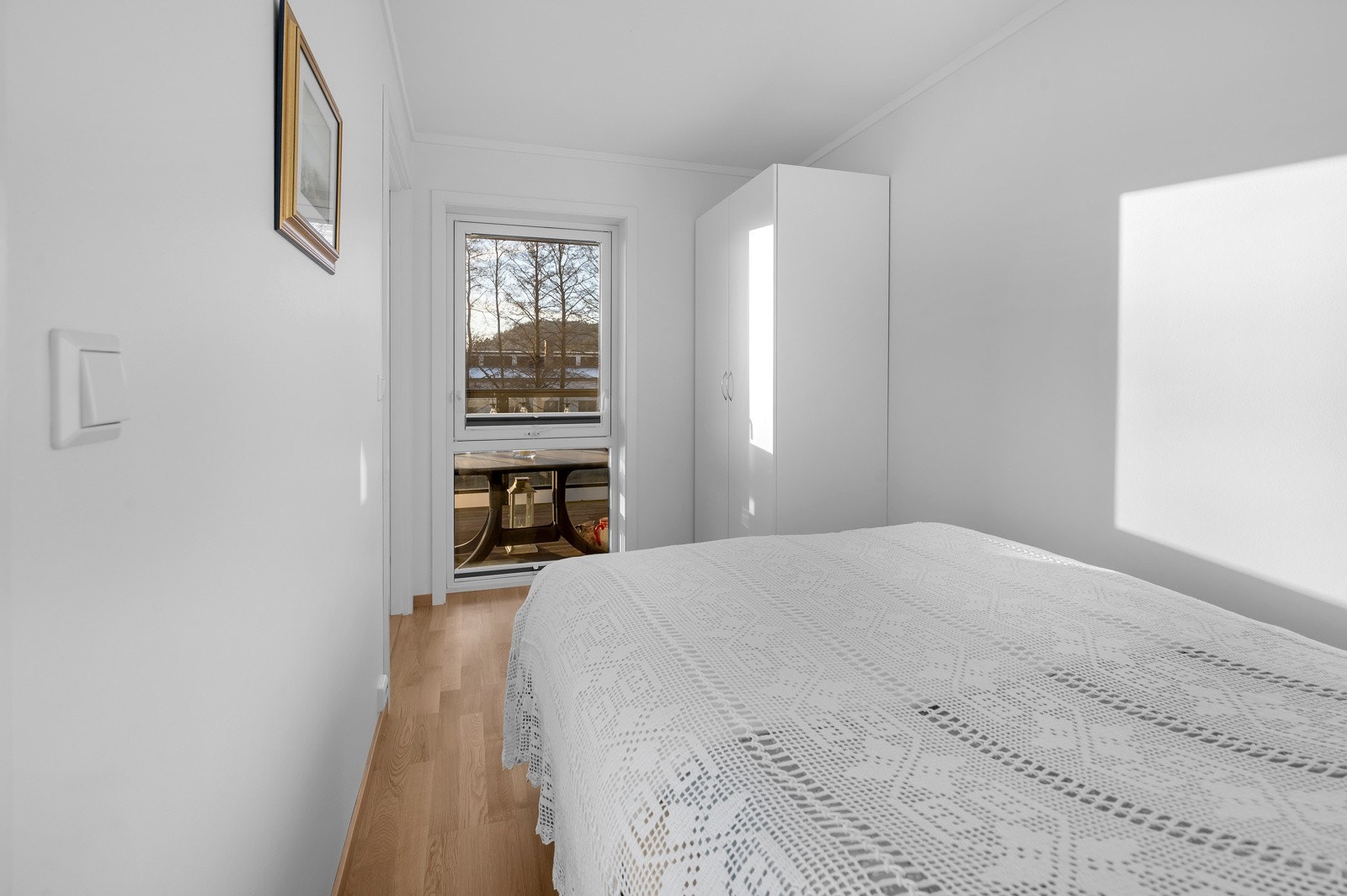 I vinduet er det montrert plissegardinger som solskjerming. Galleribilde