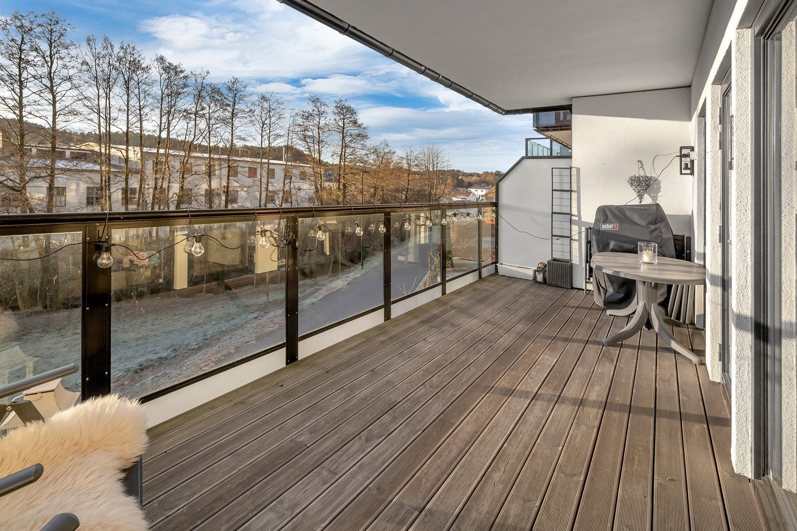 Fra stuen kommer vi ut til denne deilige og store balkongen med gode solforhold. Galleribilde