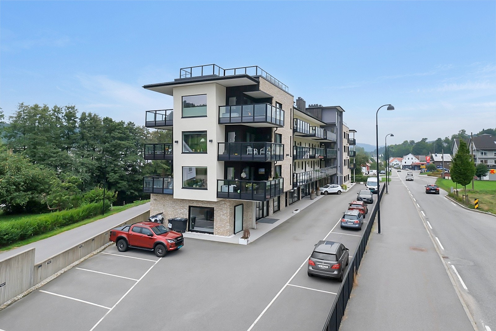 På fremsiden av bygget finnes det godt med gjesteparkering. Galleribilde