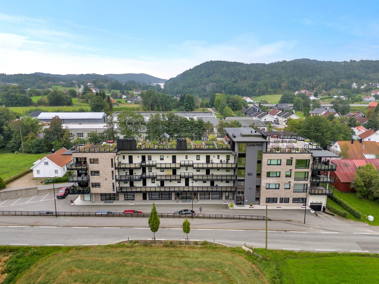 Dette er et nyere og moderne leilighetsbygg på Lunde Park, sentralt i Søgne. Galleribilde