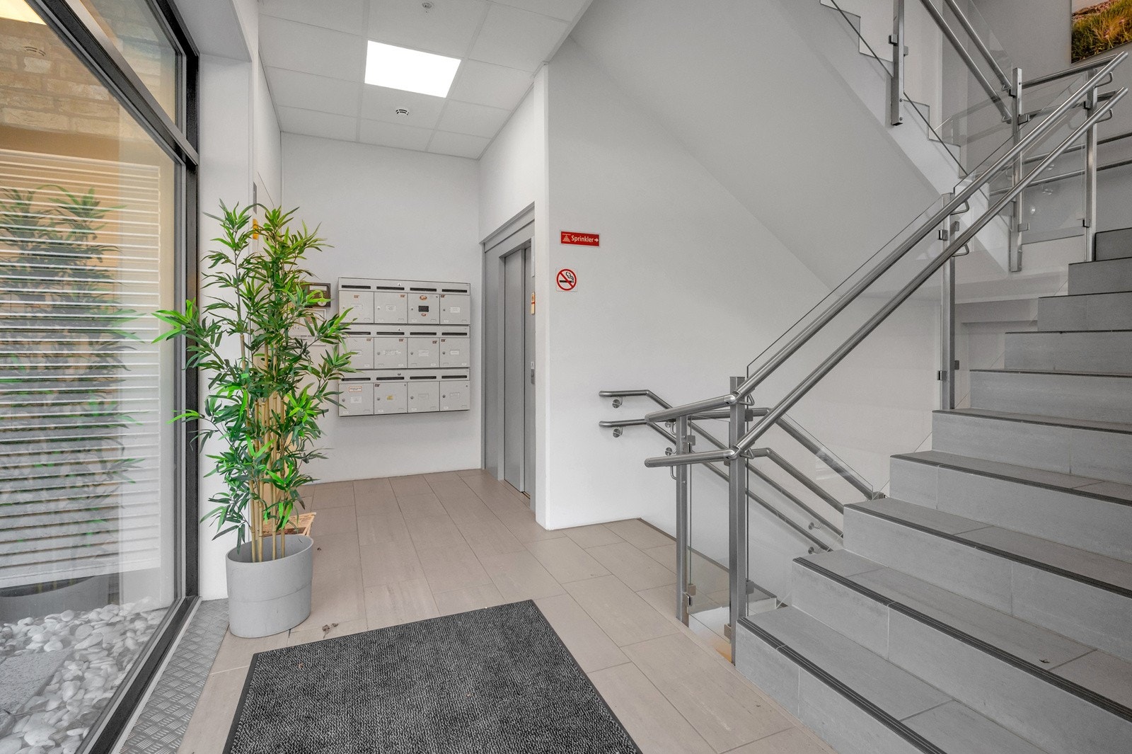 I bygget er det heis til alle etasjene. Galleribilde