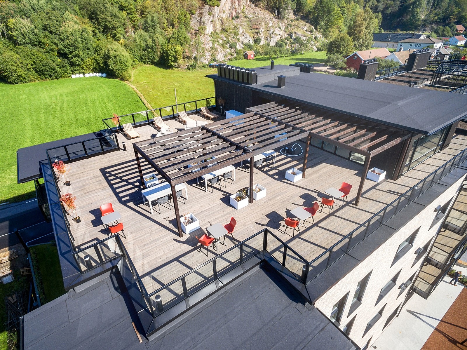 Felles takterrasse med kjøkken og fellesstue innvendig. Galleribilde