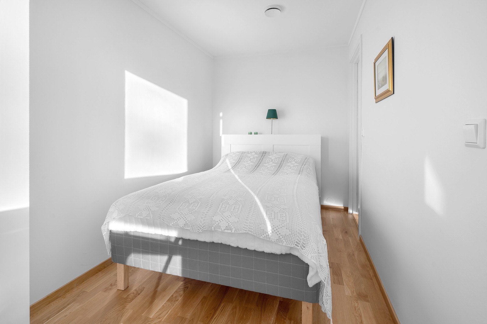 Her er det to dører og god plass til dobbeltseng. Galleribilde