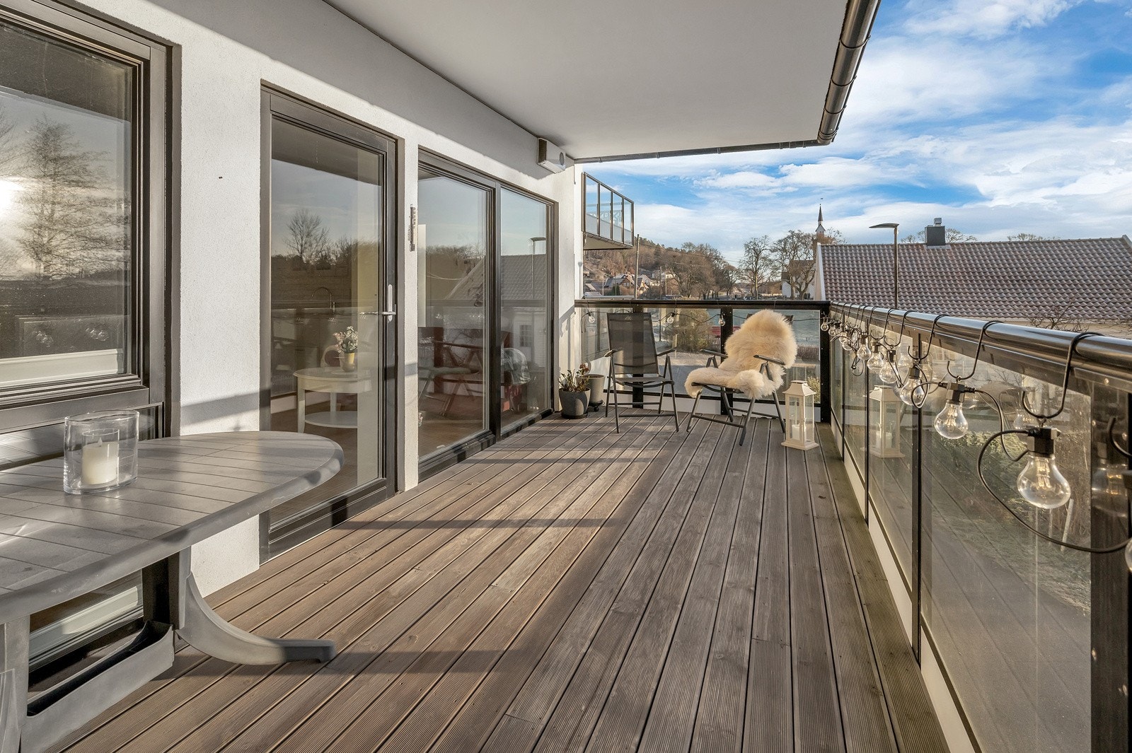 Leiligheten disponerer en deilig, solrik balkong og ligger som ende med innhuk. Galleribilde