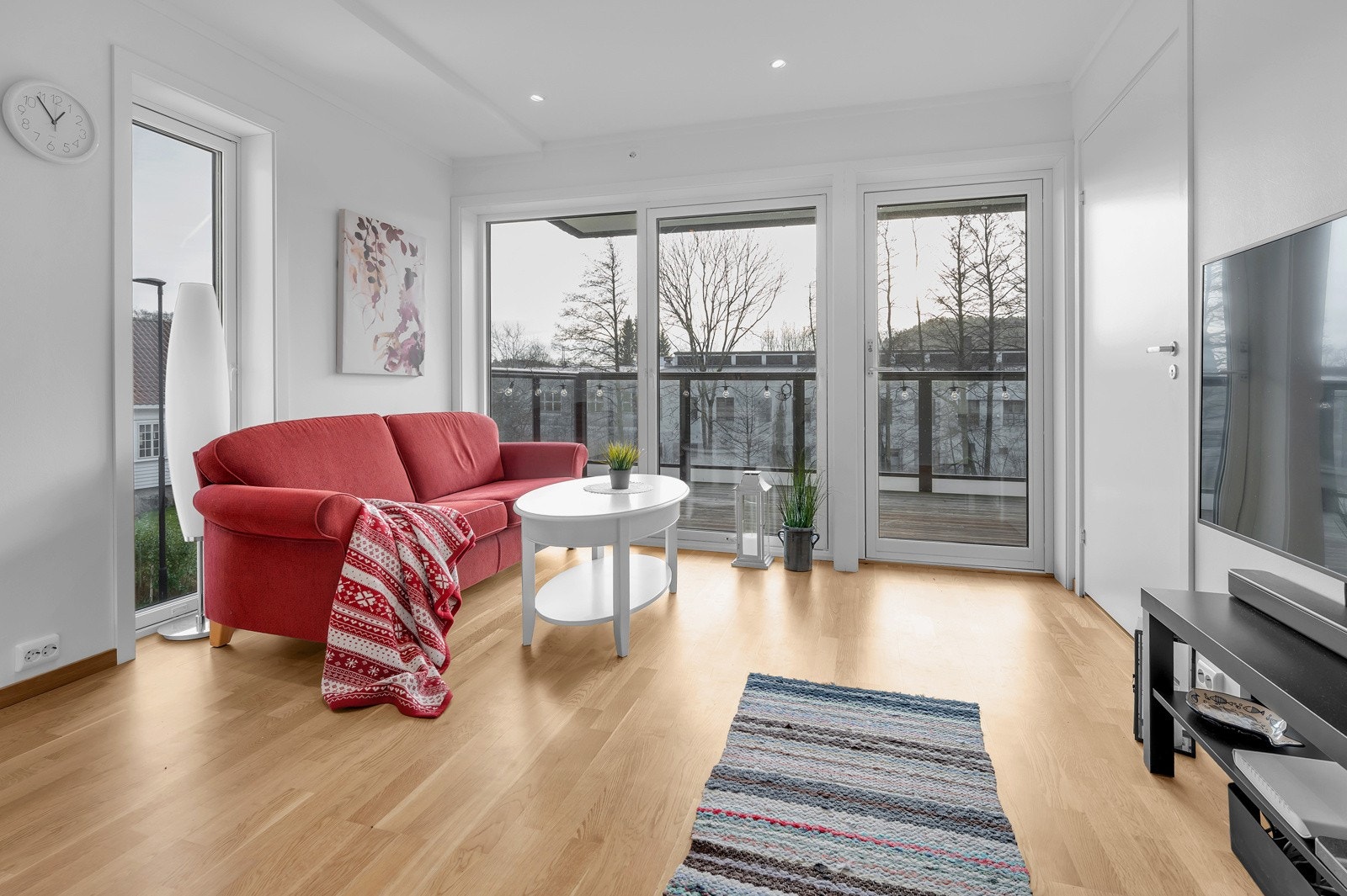 Lys og trivelig stue med utgang til balkong. Det er vannbåren varme i stue/kjøkken, gang og bad. Galleribilde