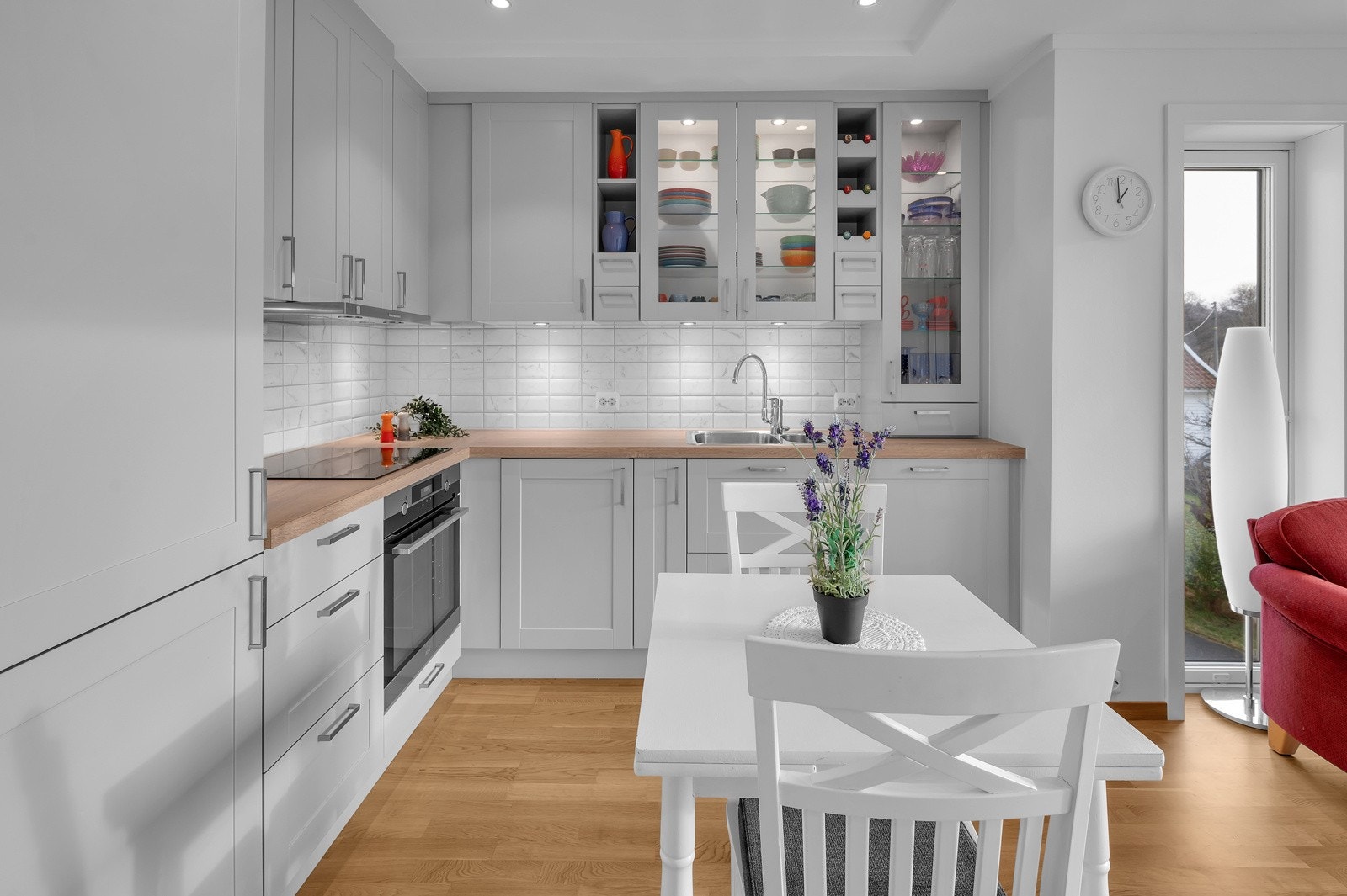 Kjøkkenet har ekstra tilvalg som fliser mellom benkeplater og overskap, samt downlights i skap og under overskapene. Galleribilde