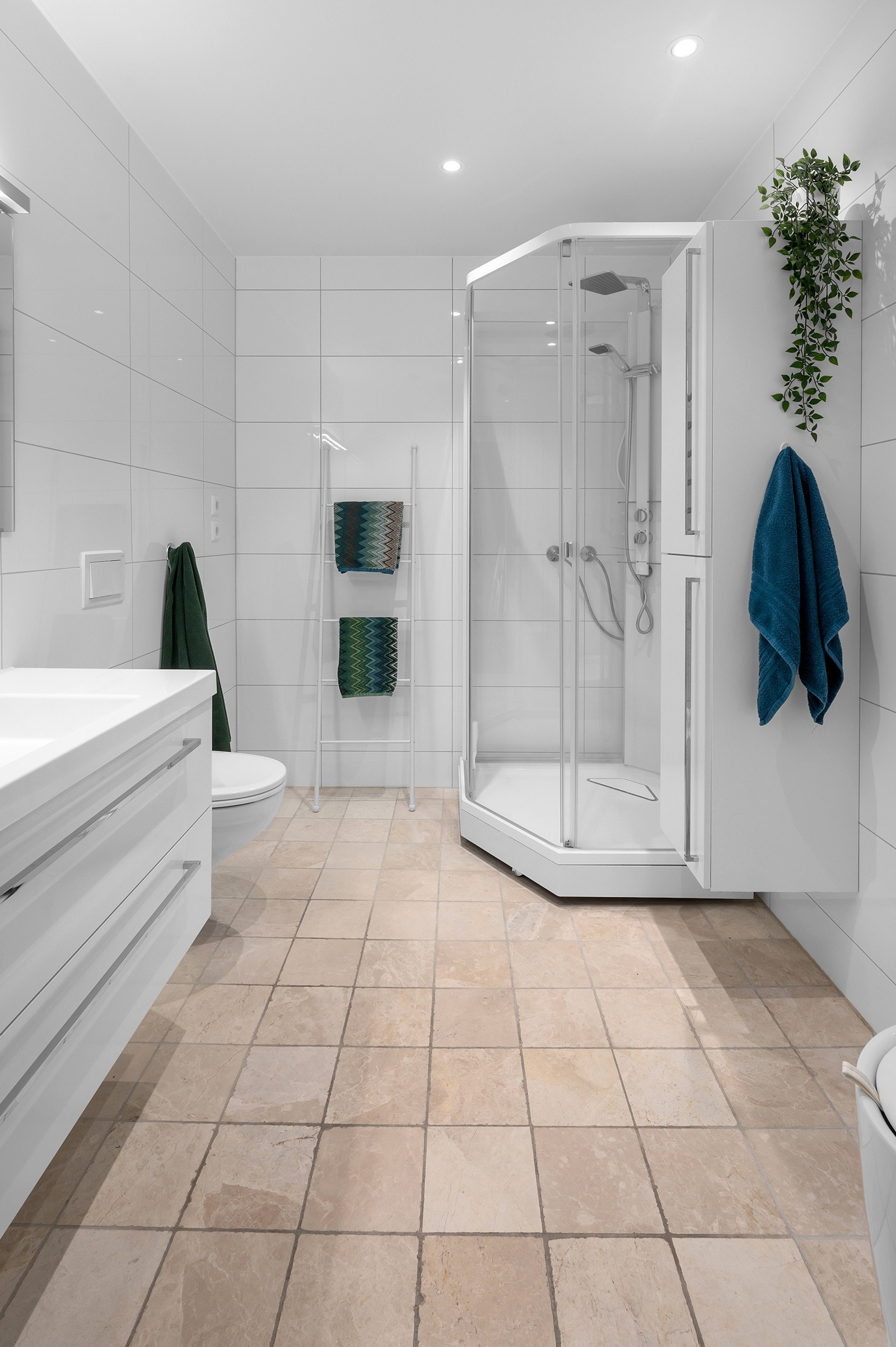 Ekstra tilvalg som høyskap og håndkletørker følger med. Galleribilde