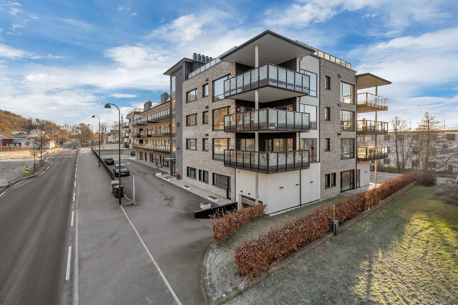 I front av bygget er det nedkjøring til felles garasjeanlegg hvor leiligheten disponerer p-plass med elbillader. Galleribilde