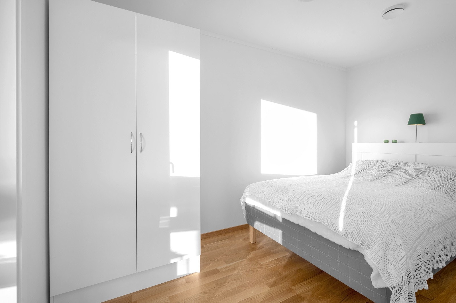 Praktisk garderobeskap følger med handelen. Galleribilde