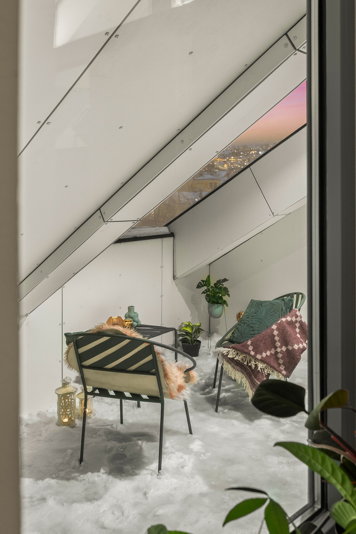 Leiligheten har bruksrett på deler av takterrassen utenfor. Galleribilde
