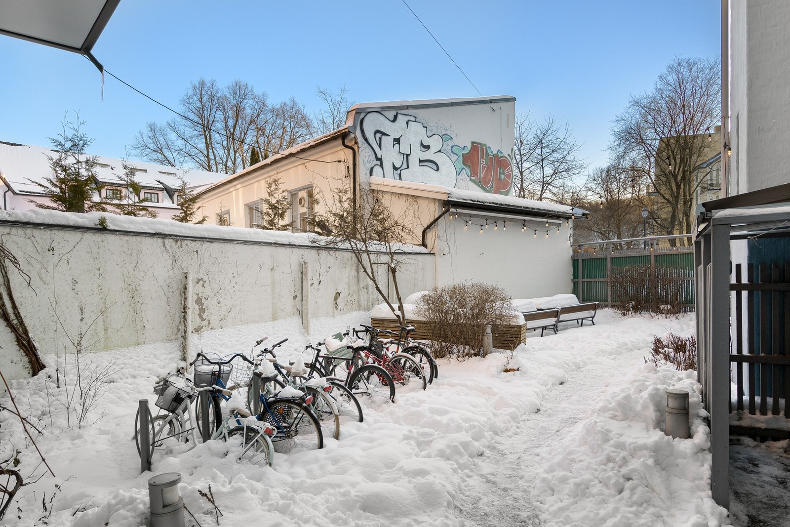 Sykkelparkering i bakgården. Galleribilde