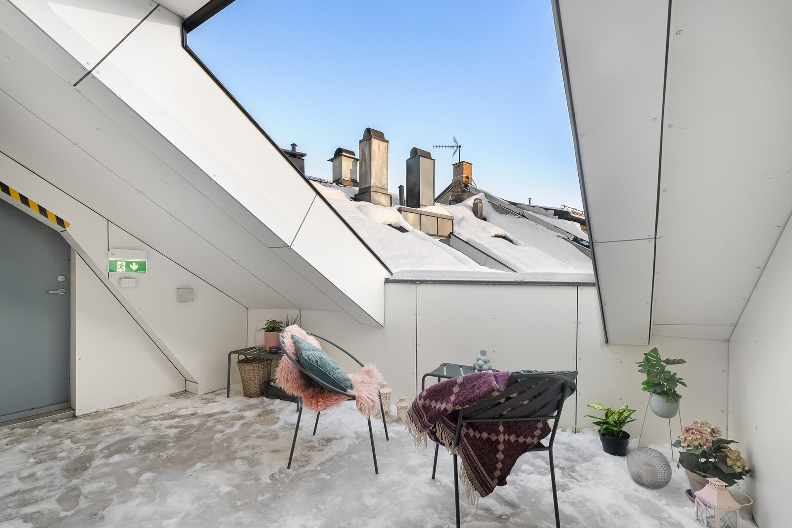 Terrasse og korridor er rømningsveier og skal ikke brukes til noe type for oppbevaring. Øvrige andelseiere har ihht vedtektene i borettslaget ikke lov til å benytte denne takterrassen annet enn rømning. Galleribilde