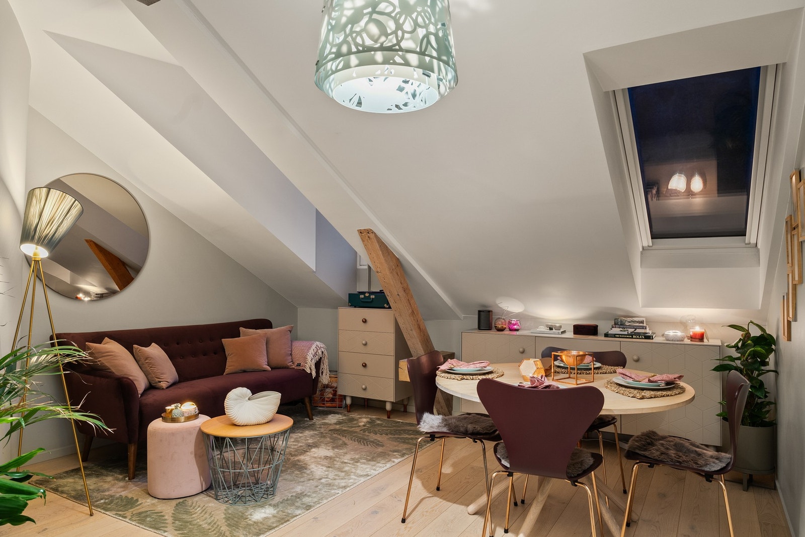 Stue med plass til både sofa og spisebord. Galleribilde