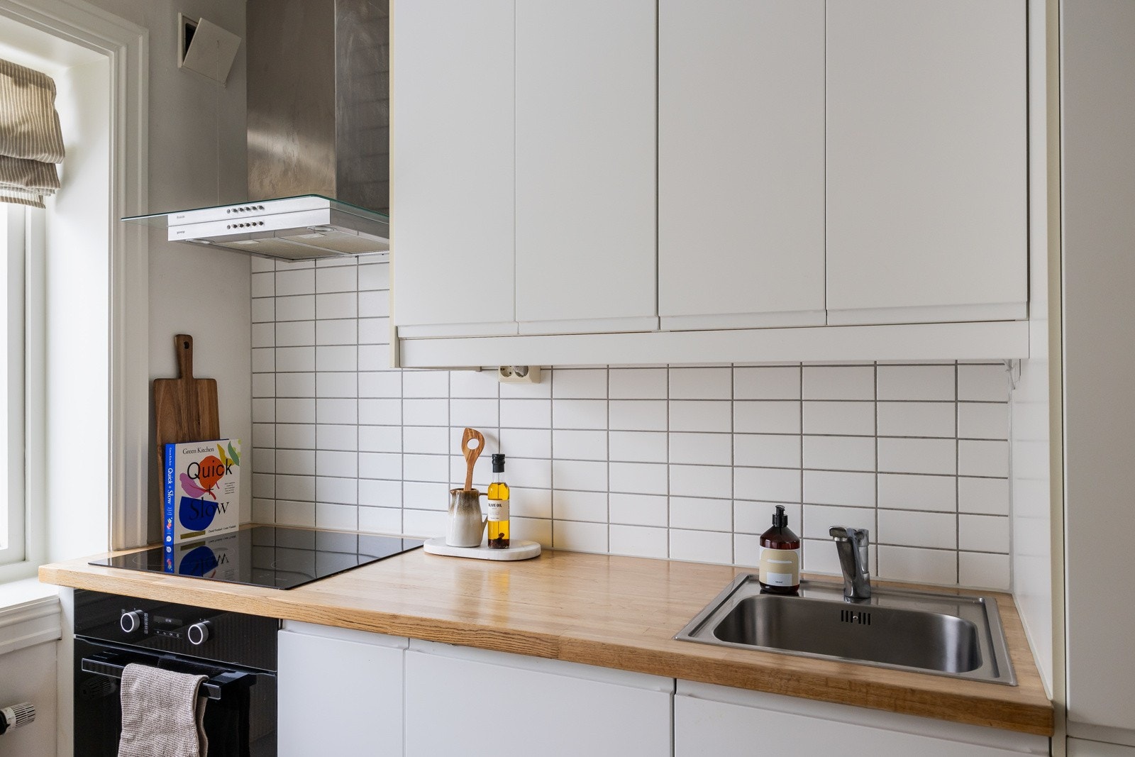 Hvitevarene består av platetopp, stekeovn, oppvaskmaskin og og kjøl-/fryseskap. Galleribilde