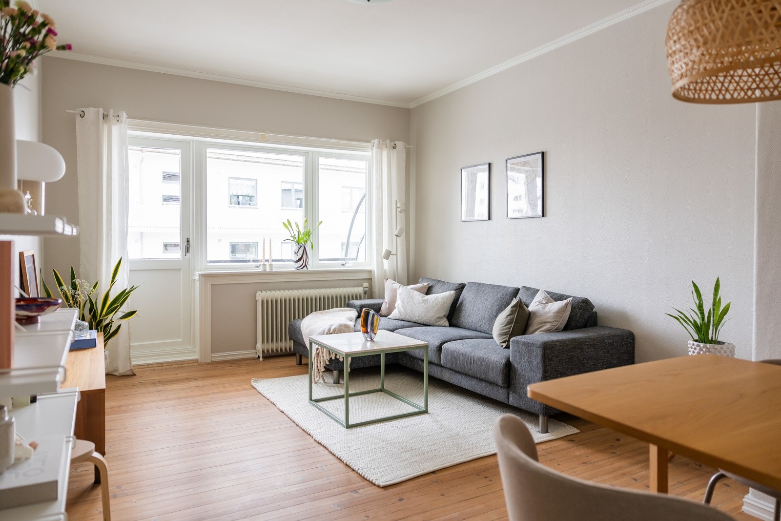 Trivelig stue med god plass til sofagruppe, sofabord og underholdningsavdeling. Galleribilde