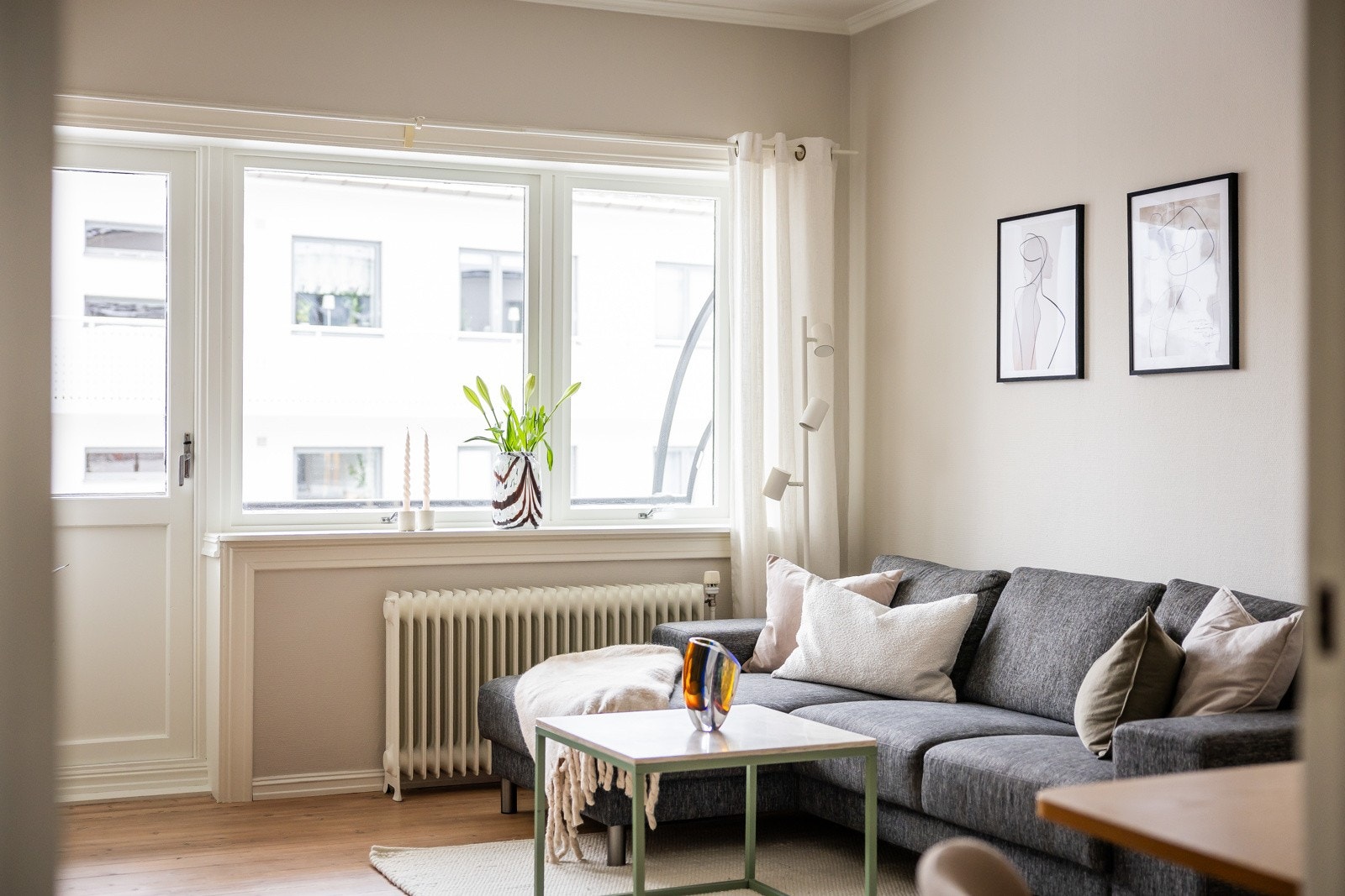 Store vindusflater som slipper til rikelig med naturlig lys. Galleribilde