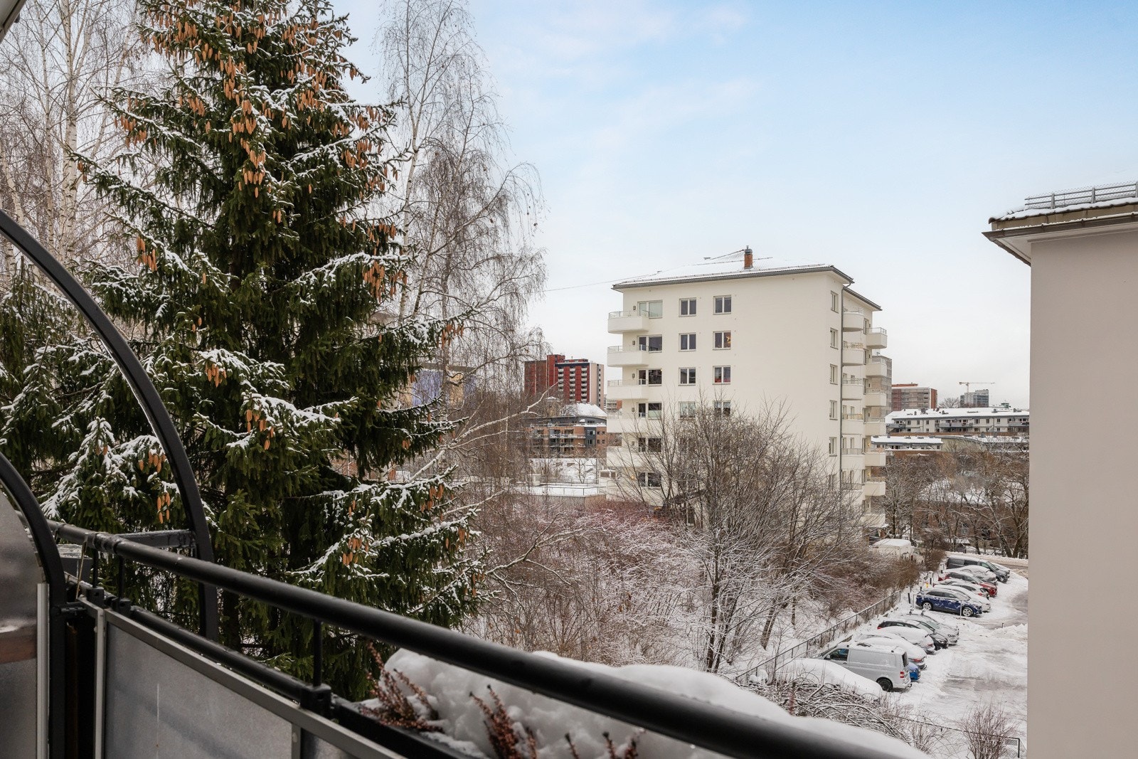 Fra stuen er det adkomst til en herlig, sydøstvendt balkong på 4 kvm. Galleribilde