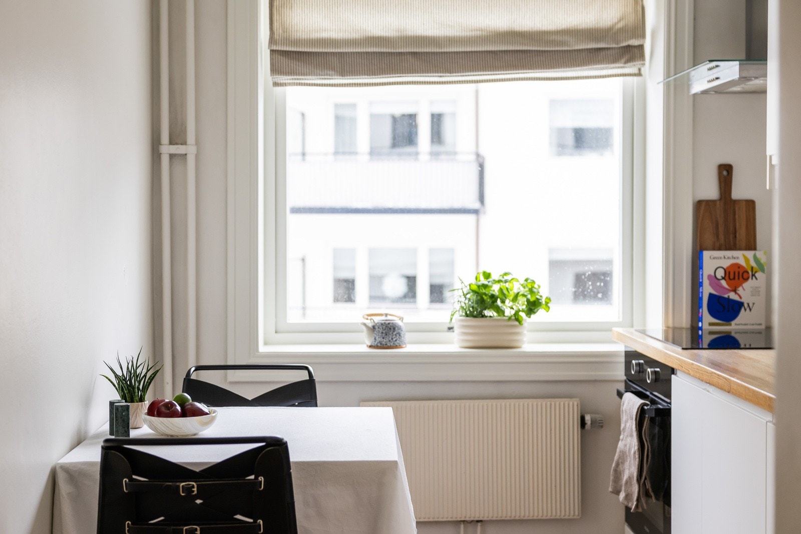 Det er også plass til et lite spisebord. Galleribilde