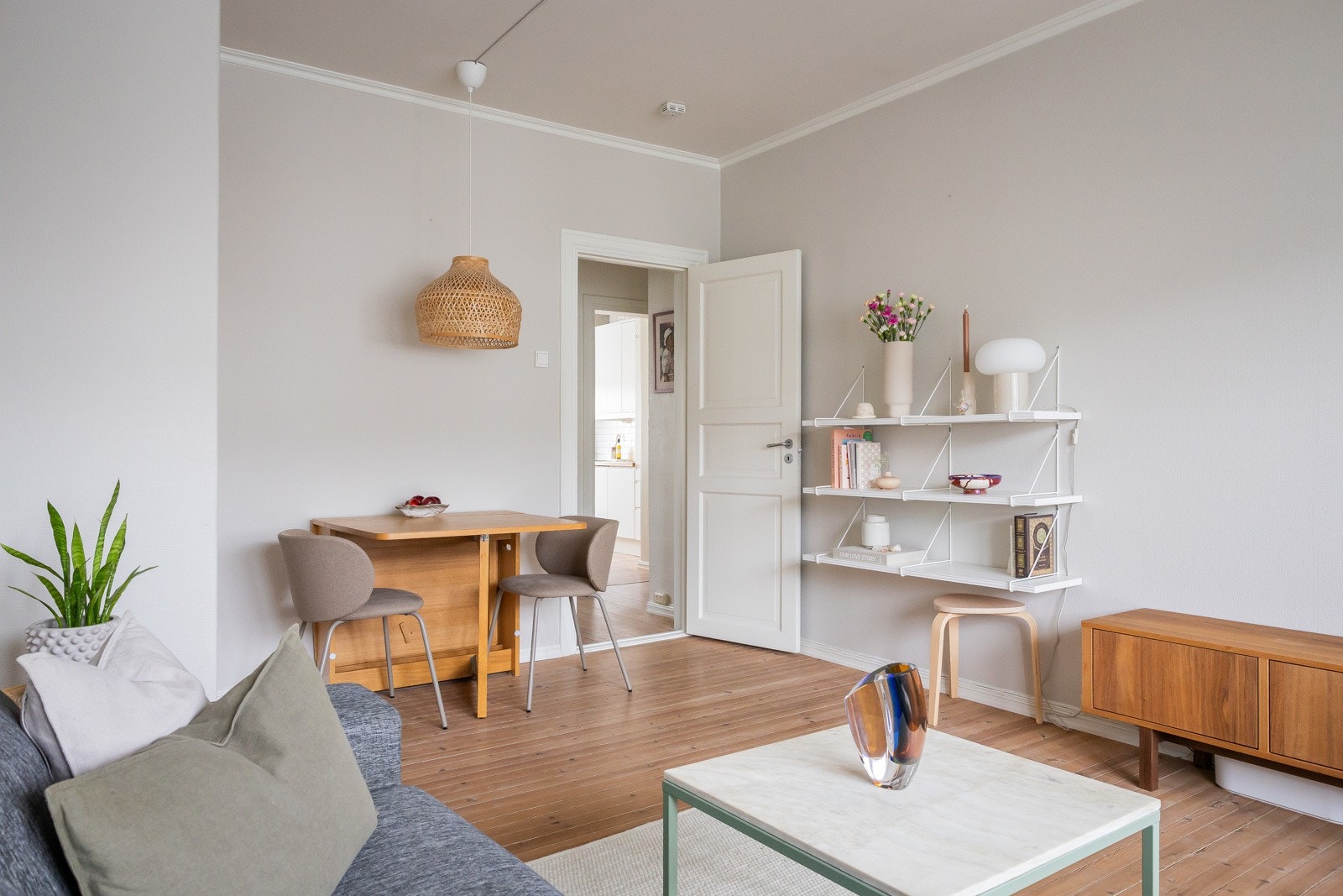 Inviter venner og familie over på et bedre måltid. Galleribilde