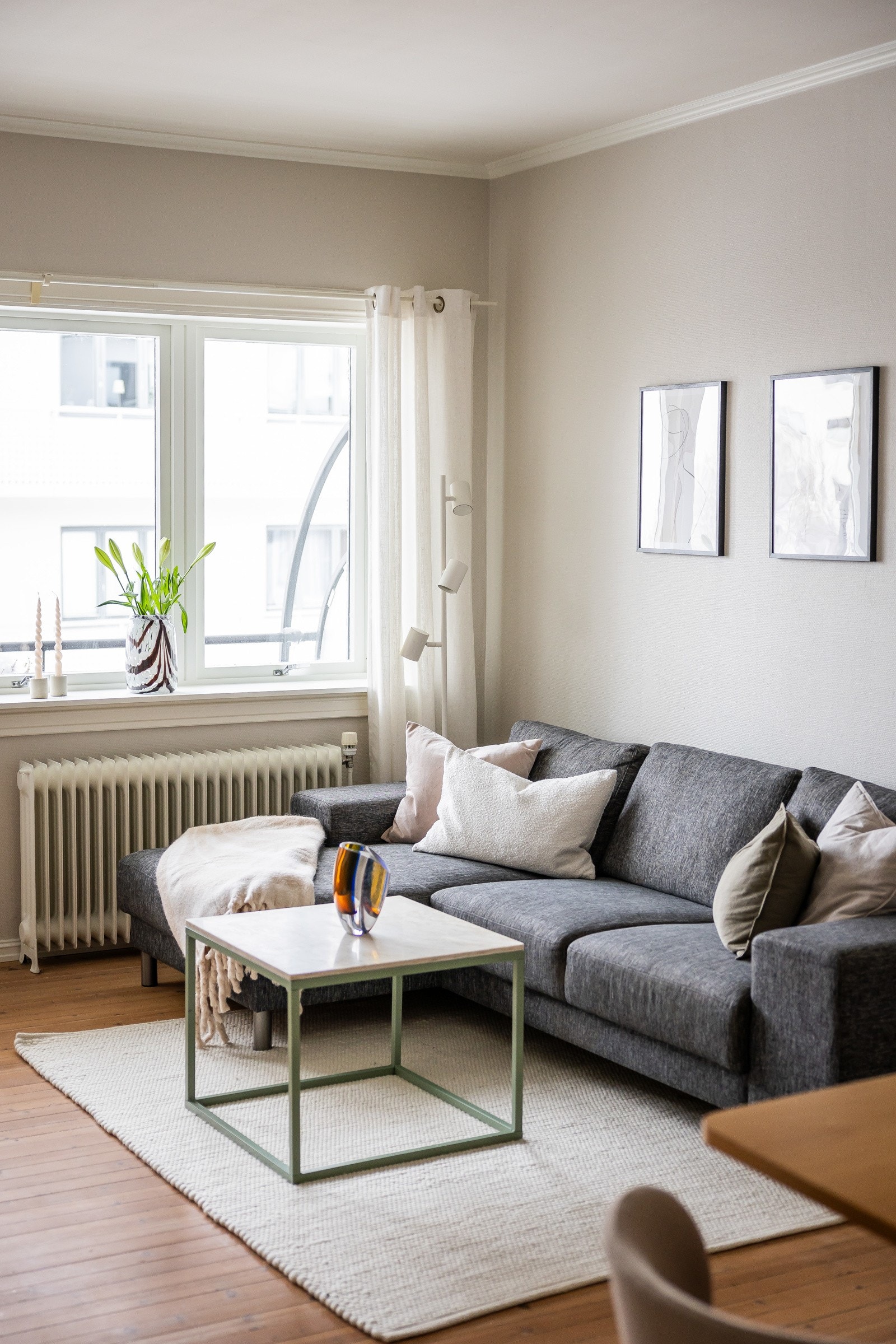 Stuen har en god planløsning, noe som gjør den enkel å møblere. Galleribilde
