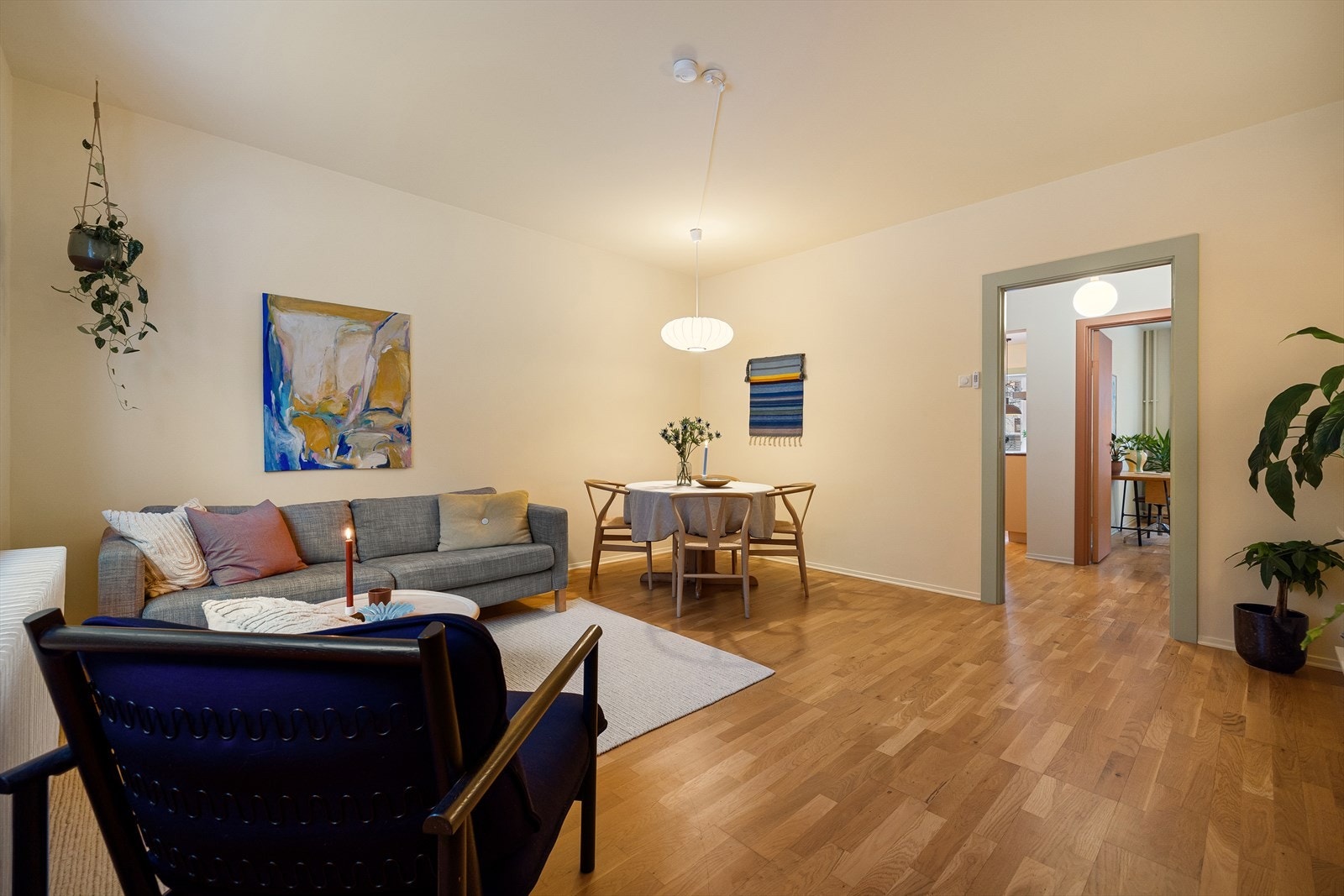 Stuen kan enkelt innredes med både sofagruppe med tilhørende stuemøblement og spisebord. Galleribilde