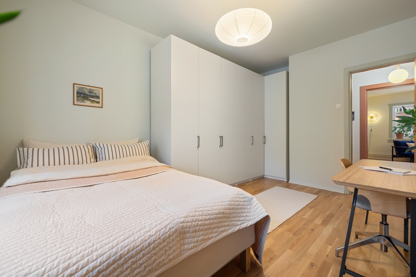 Stort garderobeskap sikrer godt med lagringsplass. Galleribilde