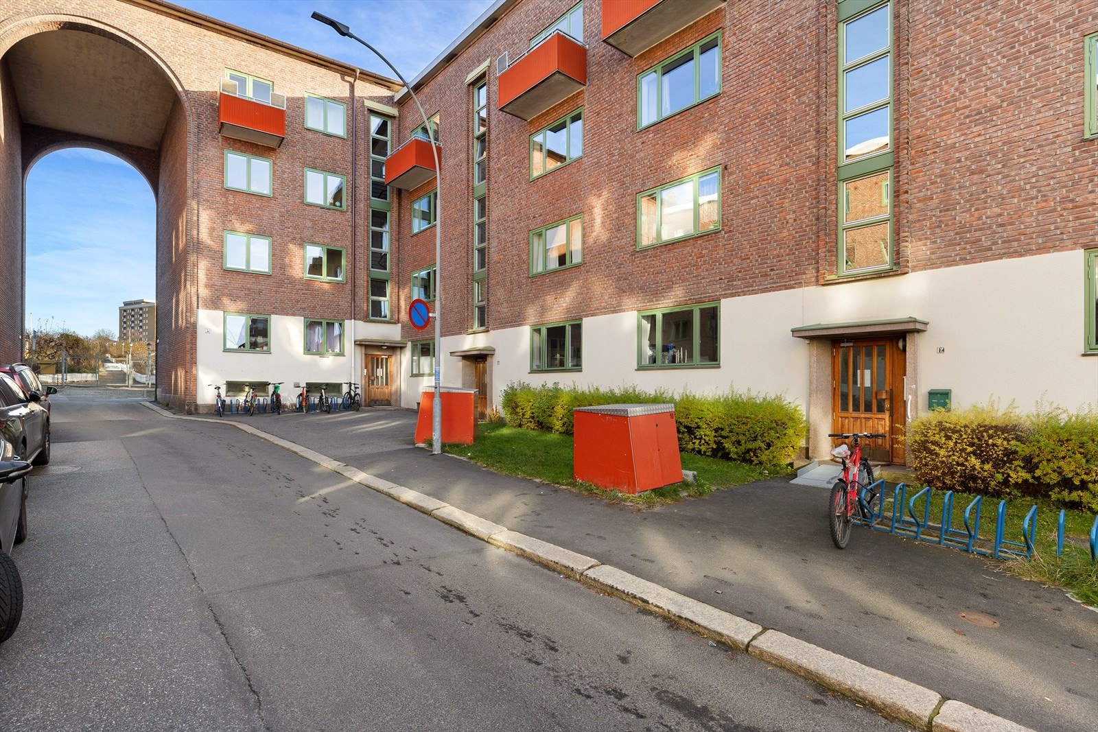 Leiligheten ligger tilbaketrukket innerst i lite trafikkert vei. Galleribilde