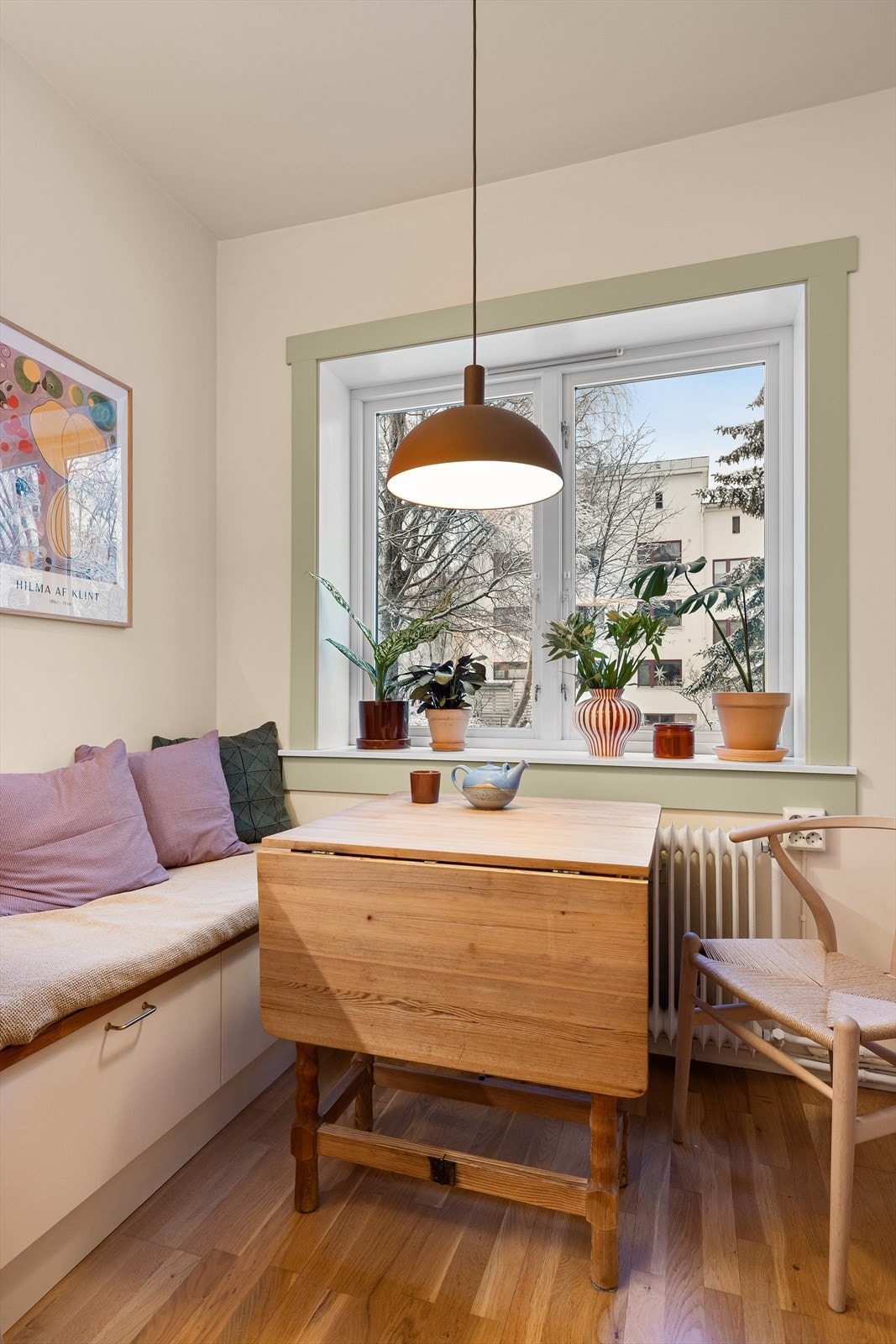 Hyggelig spisekrok ved vinduet. Plassbygd sittebenk som står i stil med innredningen. Galleribilde