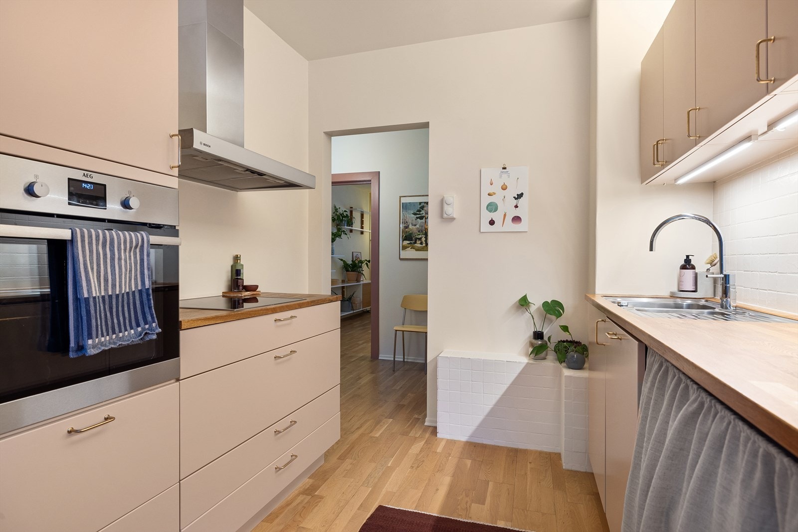 Det er godt med lagringsplass i både skap og skuffer, samt god plass til matlaging. Galleribilde