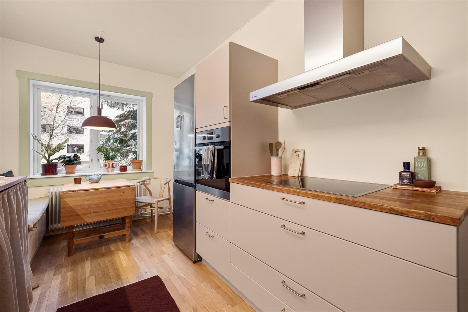 Pent, tidløst og separat kjøkken med spiseplass. Galleribilde