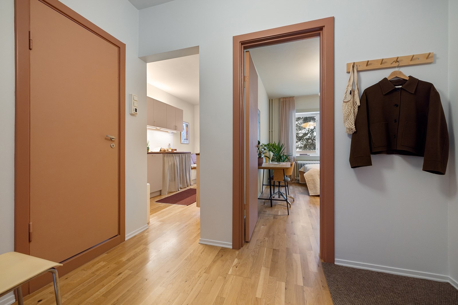 I gangen er det god plass til knagger og skohylle for oppbevaring av yttertøy. Galleribilde