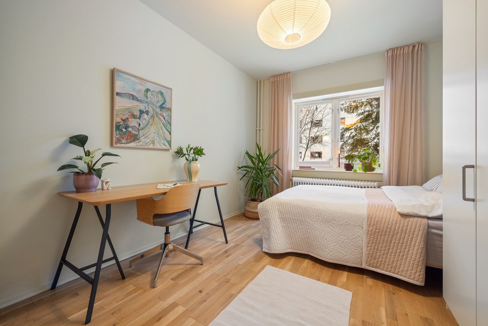 Soverommet har stort vindu som sikrer godt med lys og luft. Soverommet vender mot rolig område. Galleribilde