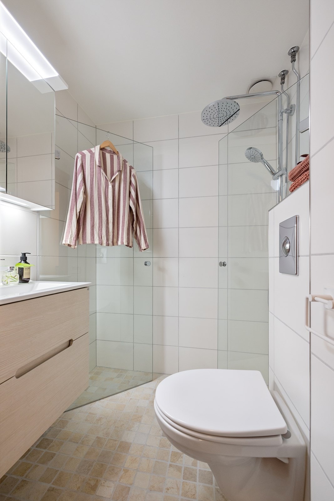 Pent, delikat bad med flislagte overflater, malte plater i himling og elektrisk gulvvarme. Det ble lagt flis-på-flis i 2007. Galleribilde