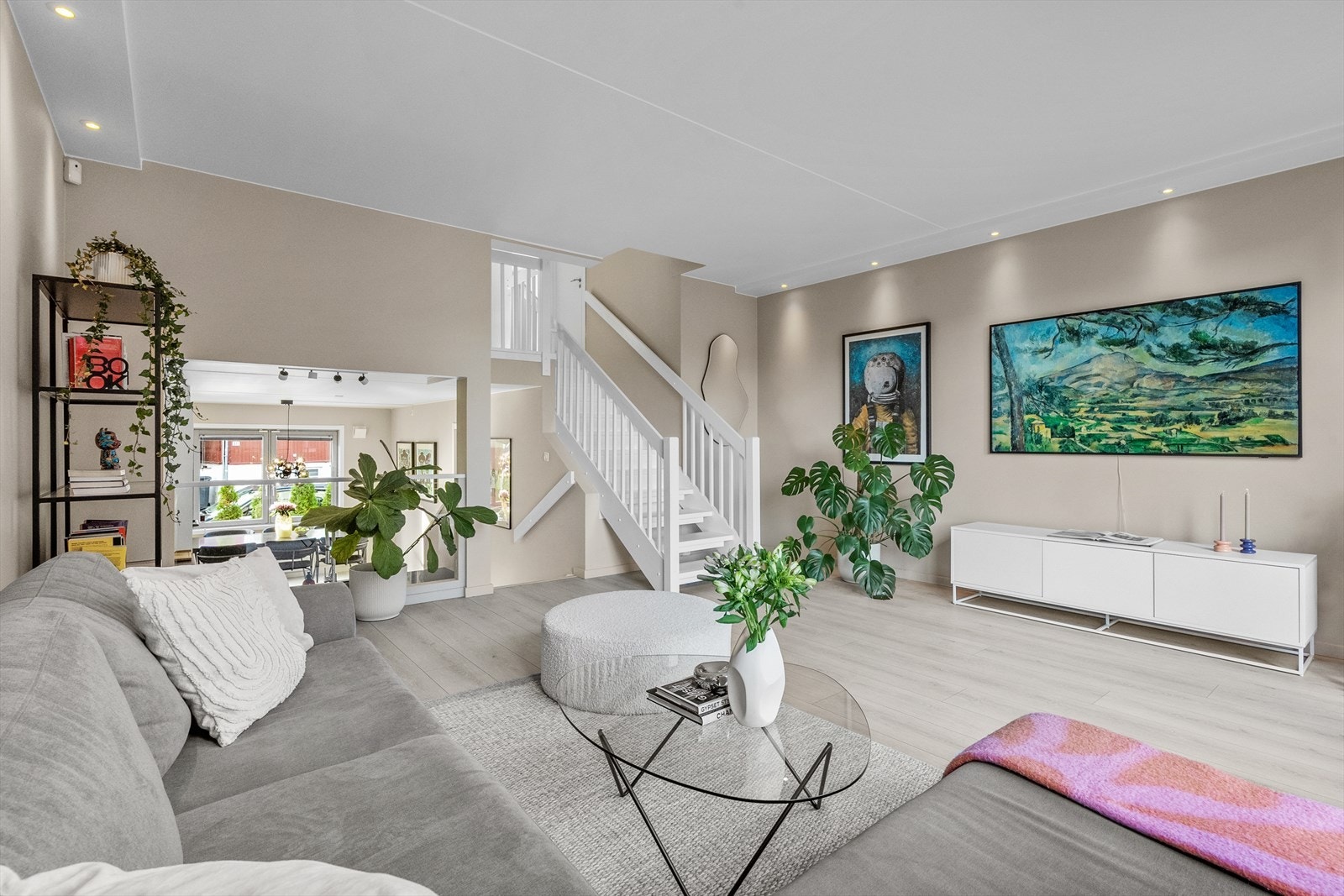 Flott arkitektur med flere nivåer gir leiligheten et spennende og annerledes preg. Galleribilde