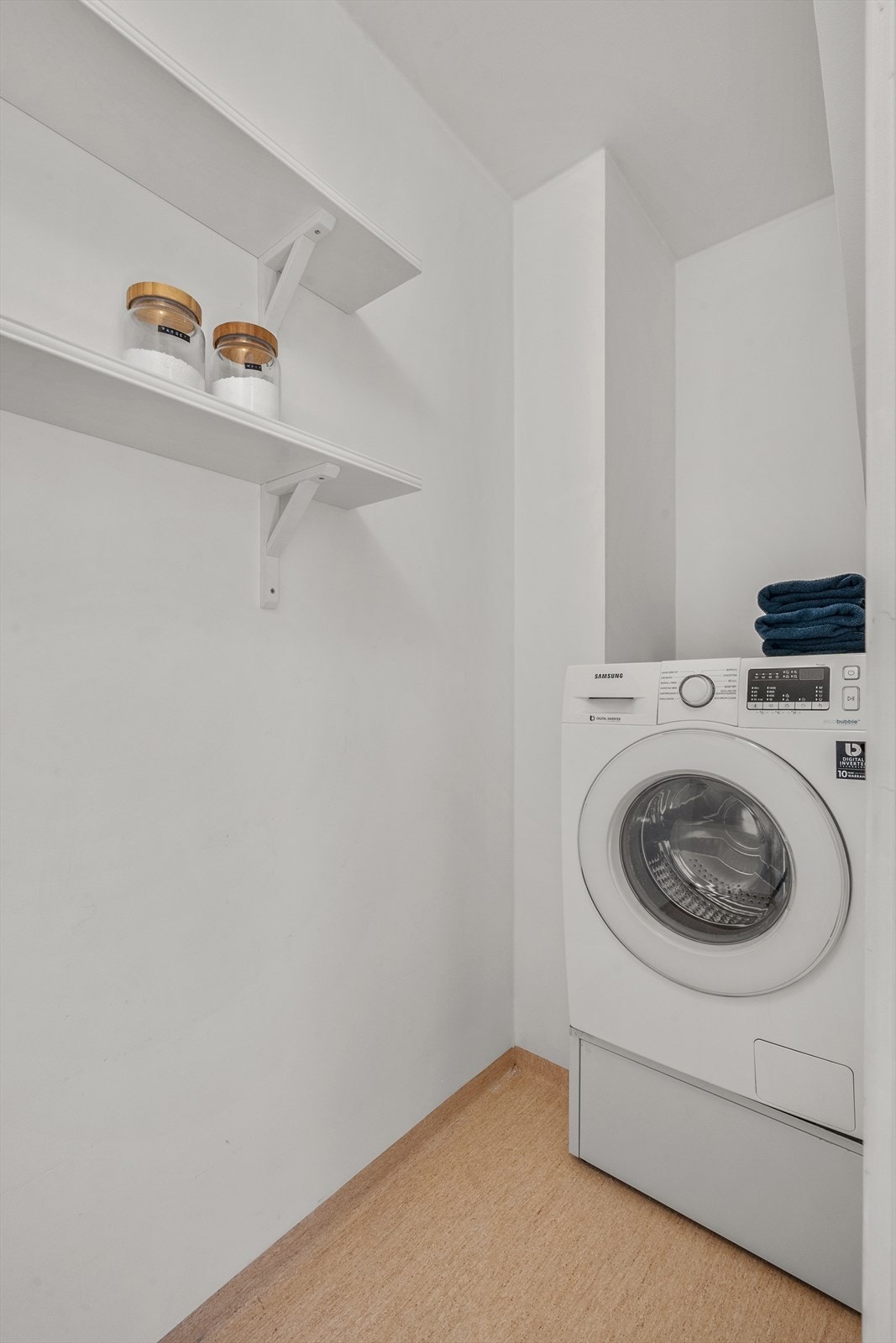 Det er opplegg for vaskemaskin i boden oppe ved siden av badet. Galleribilde