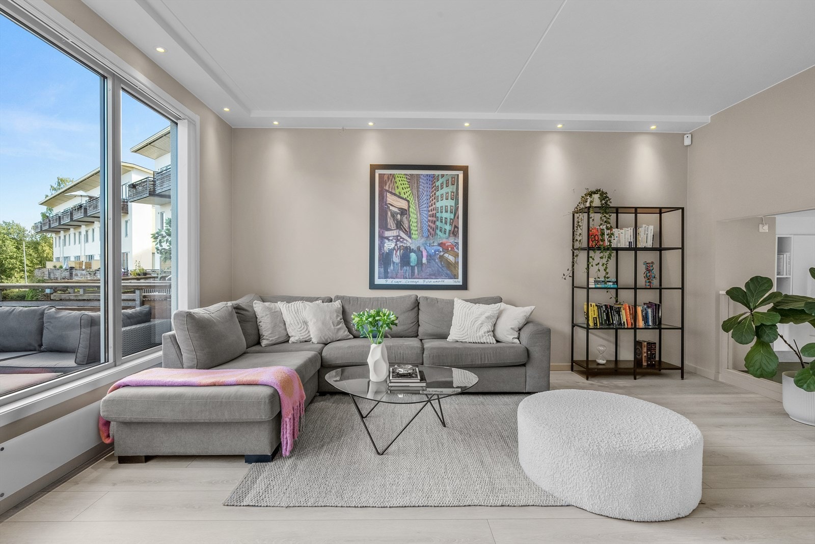 Stuen har god takhøyde på 270cm og downlights i tak. Galleribilde