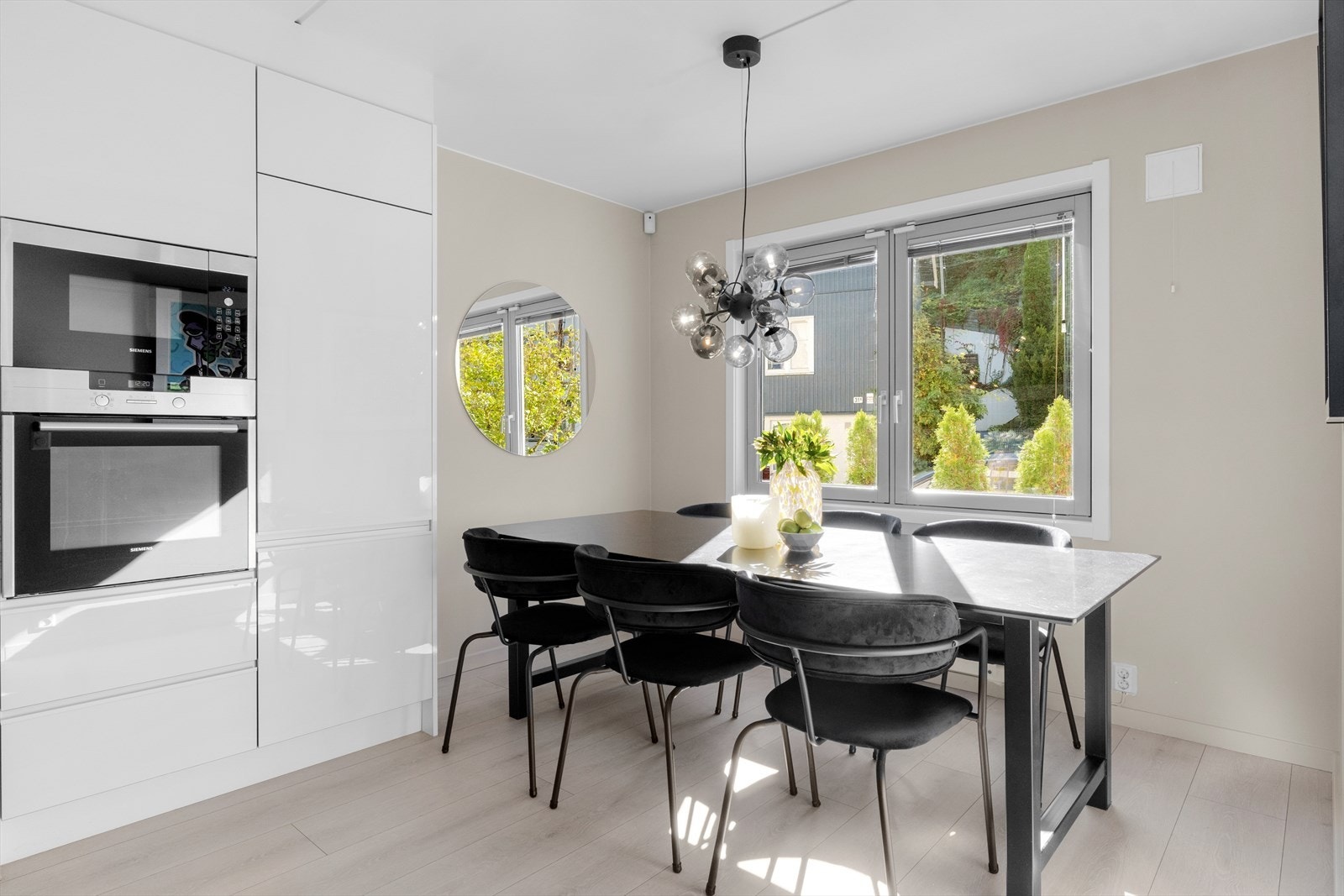 Stor og lekkert kjøkken med utsikt mot den vakre trehusbebyggelsen over gaten. Galleribilde