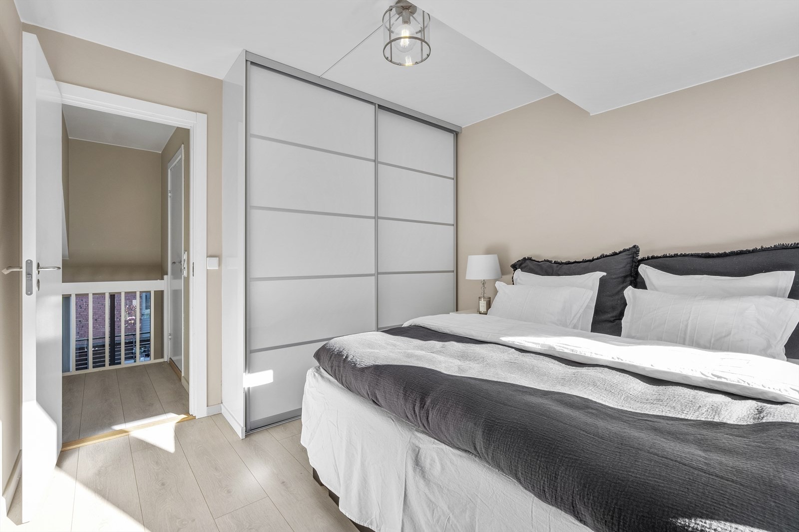 Stor skyvedørsgarderobe fra 2018. Galleribilde