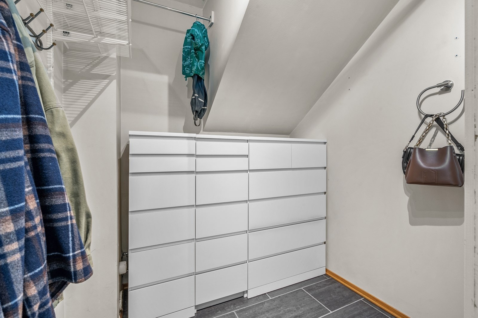 Boden kan deles av i ekstra toalett og en mindre bod (det er vann- og avløpsrør i veggen). Galleribilde