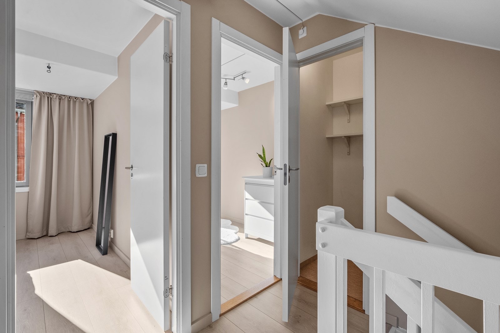 Begge soverommene og badet er samlet i en egen etasje litt adskilt fra de sosiale rommene. Galleribilde