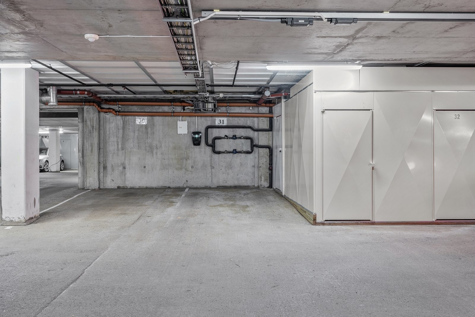 Garasjeplass i underjordisk anlegg med elbil lader. Galleribilde