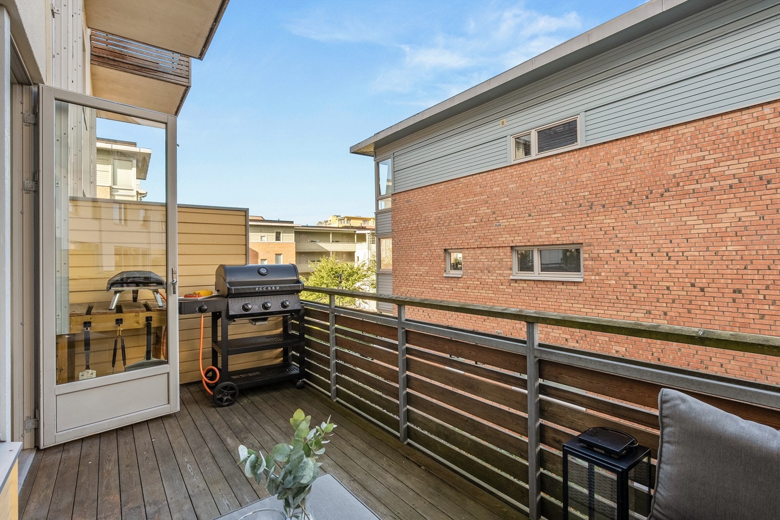 Balkongen har en god størrelse på 9m2 og en dybde som gjør den enkel å møblere. Galleribilde