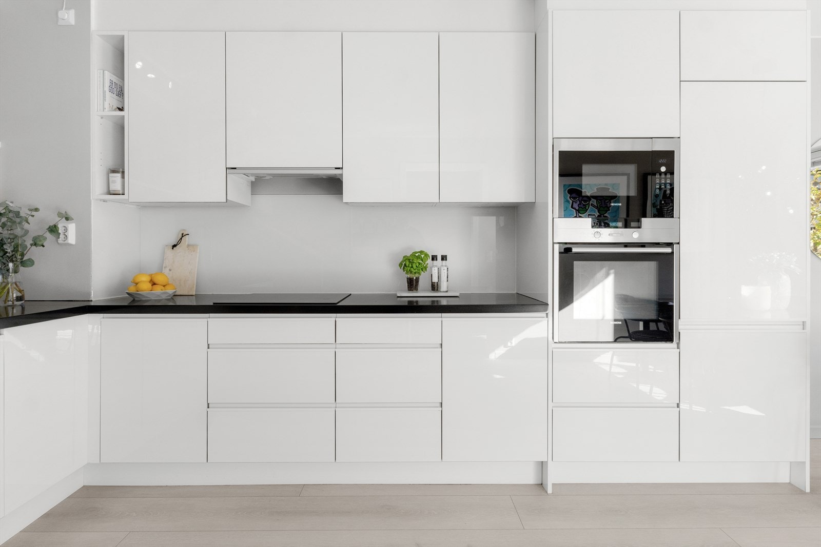 Integrert stekeovn, mikrovon, induksjonstopp, oppvaskmaskin og kjøl-/fryseskap (Siemens og Electrolux). Galleribilde