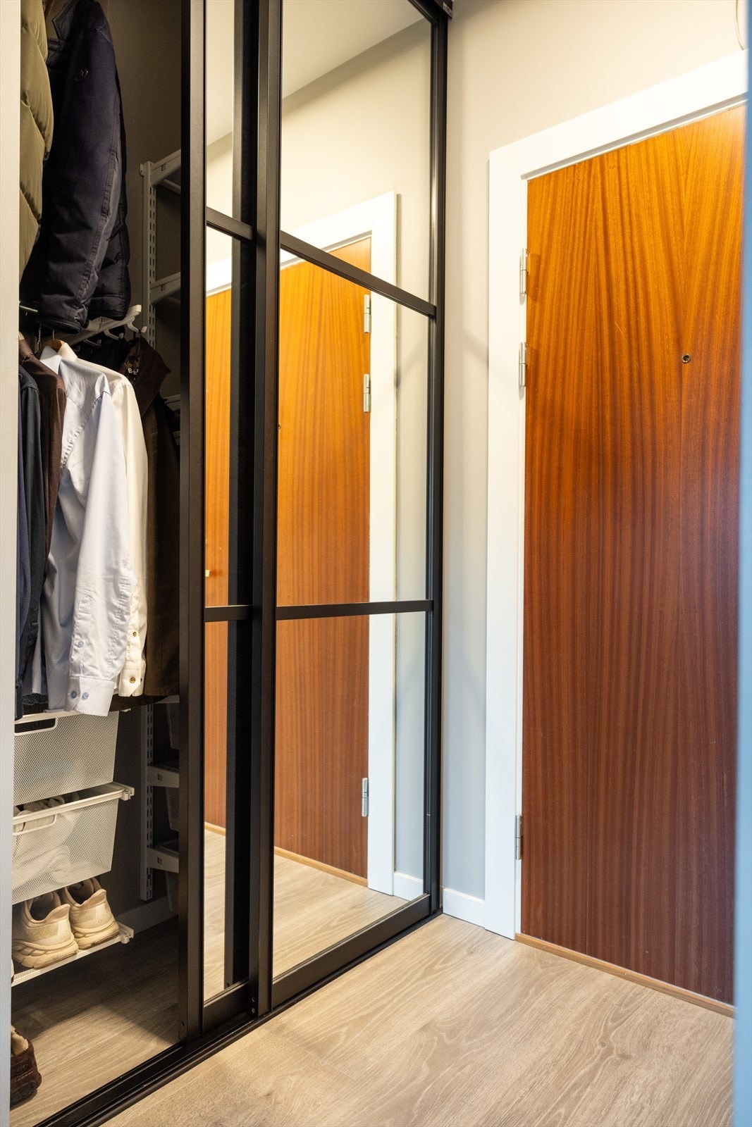 Gangen har en stor og praktisk skyvedørsgarderobe med god lagringsplass. Galleribilde