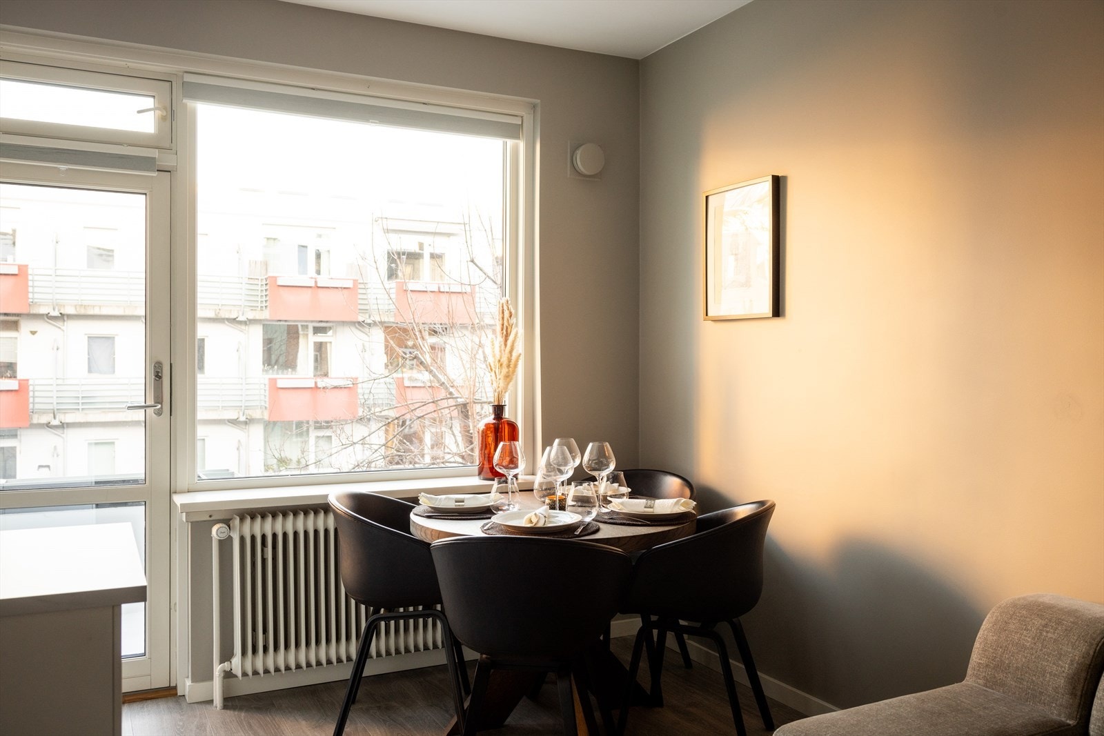 Stuen har store, dype vinduer som gir mye naturlig lys og en god romfølelse. Galleribilde