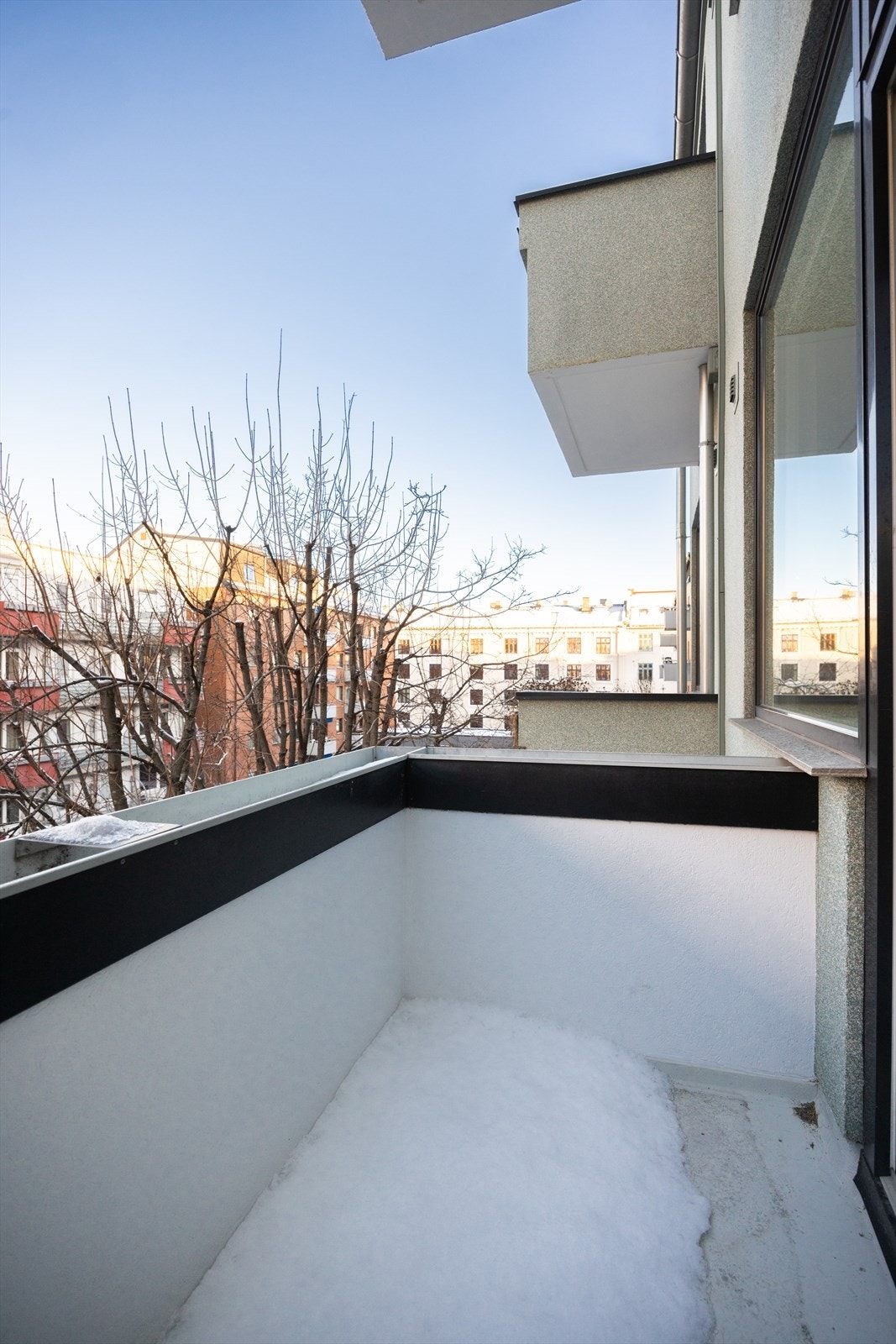 Balkongen har blomsterkasse og vender mot en rolig og skjermet bakgård. Galleribilde