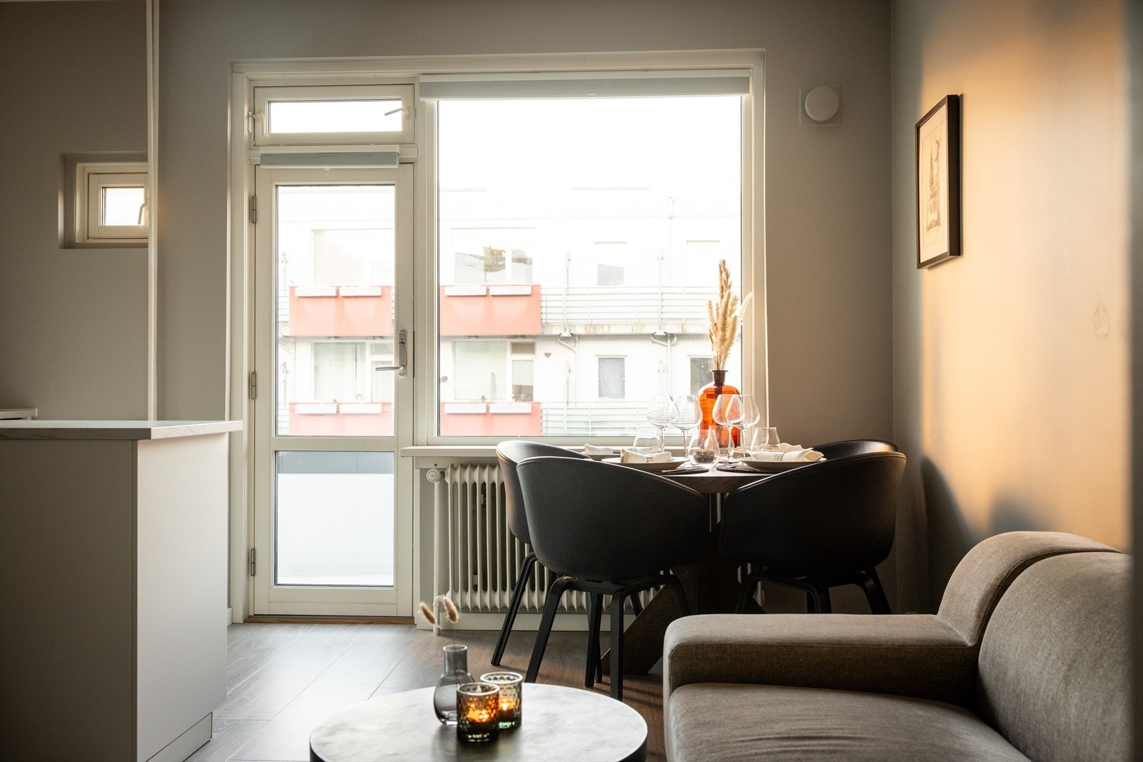 Åpen stue-/kjøkkenløsning med utgang til balkong. Vinduer og balkongdør med 2-lags isolerglass fra 2011. Galleribilde