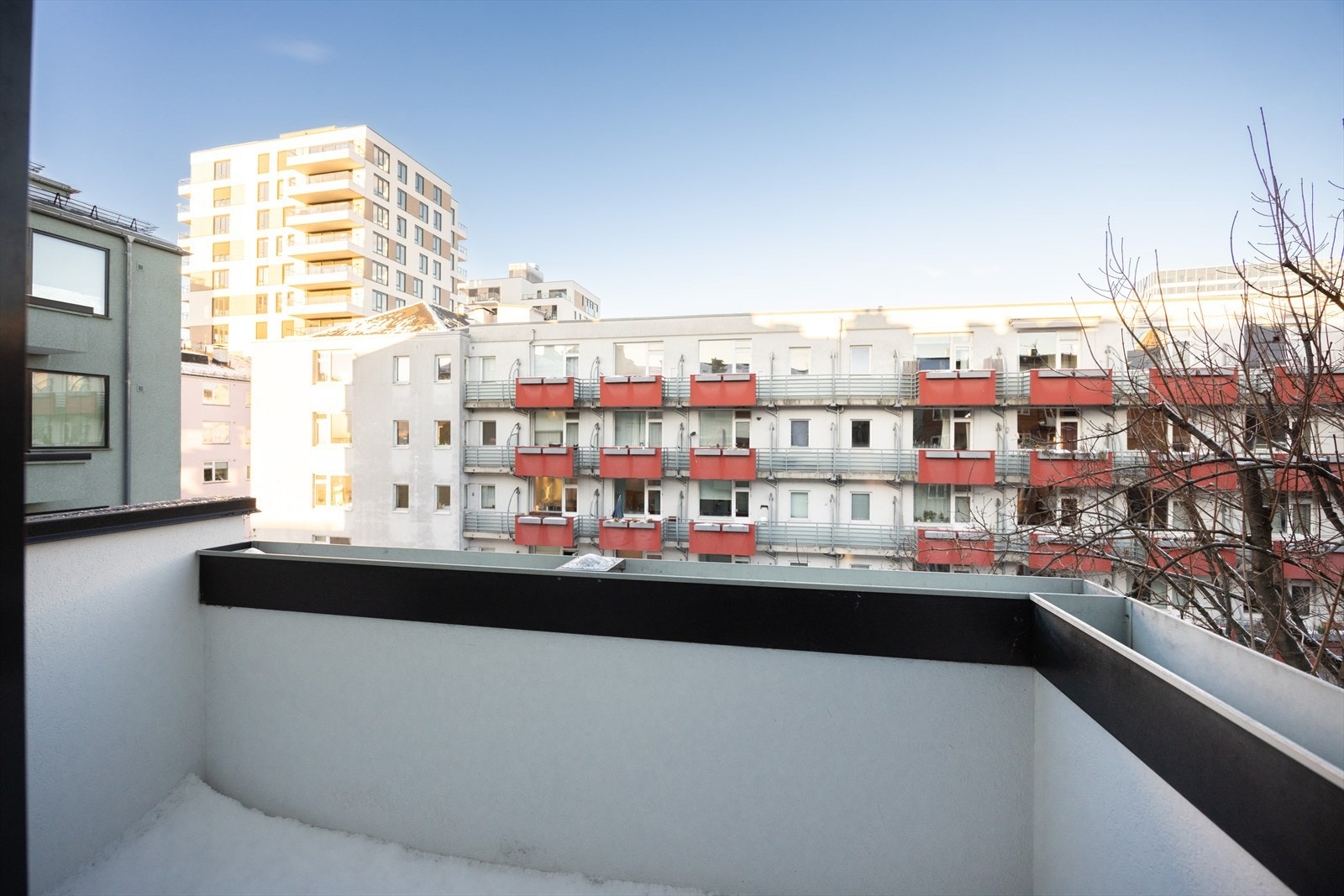 Sørøstvendt balkong på 2m² med sol fra rundt kl. 14:15/30-20:30/21, sommerstid. Galleribilde