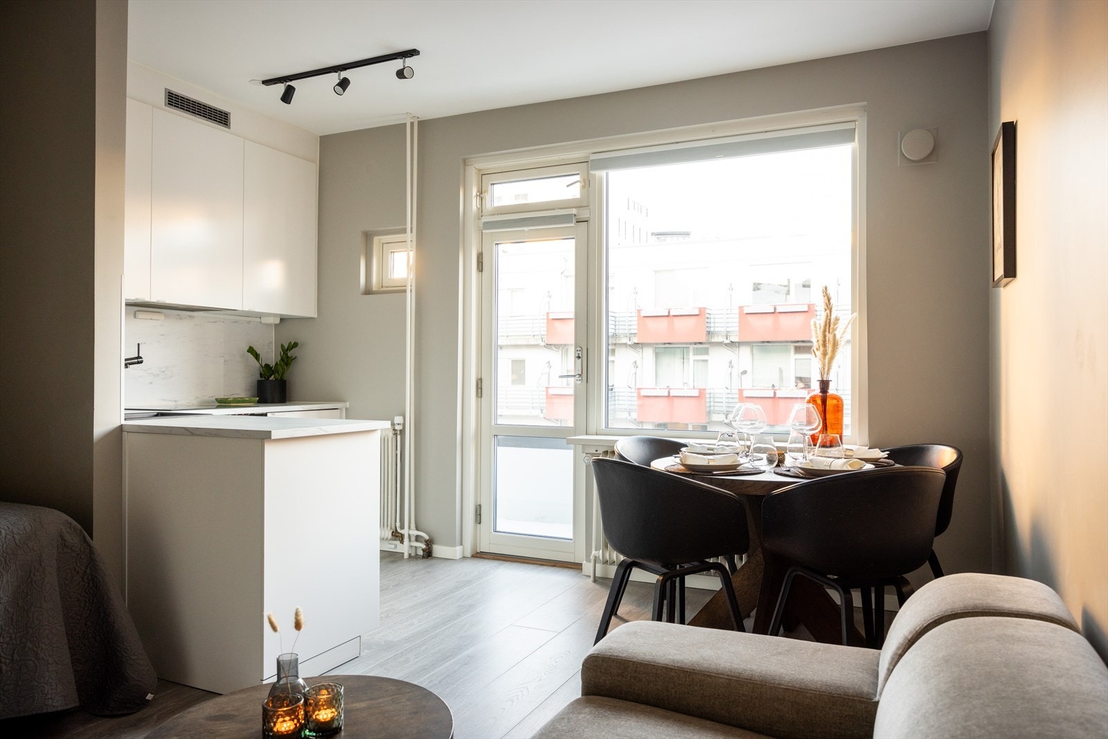 Velkommen til Kirkeveien 50 - moderne 1-roms leilighet som vender mot rolig bakgård. Galleribilde